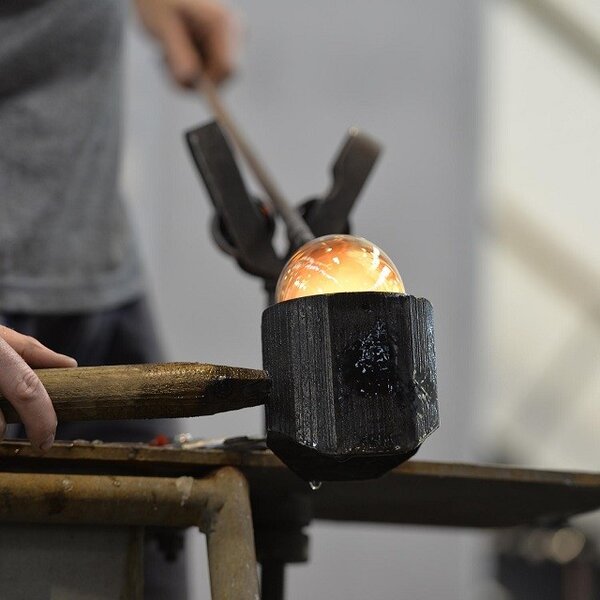 Návštěvníci si mohou pod dohledem mistrů sklářů sami vyfouknout kouli.