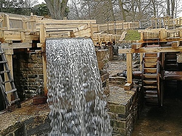 V rámci provedených prací byla osazena dvě mlýnská kola a jedno pro sousedící mandl.    