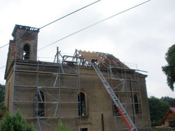 Stavění nového krovu a pokládání střechy na kostele Všech svatých v Boněnově na Tachovsku. Archivní snímek z roku 2010.  