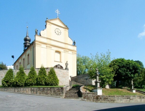 Kostel sv. Petra a Pavla v Růžové na Děčínsku má třistaletou historii.