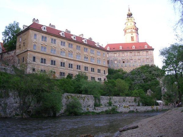 Během mezinárodního setkání hasičů a zástupců Národního památkového ústavu došlo i k simulovanému požáru mincovny státního hradu a zámku v Českém Krumlově (na snímku budova vlevo).