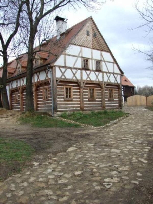 Podstávkový dům v Jindřichovicích pod Smrkem je součástí skanzenu, který spravuje Občanské sdružení Lunaria.   