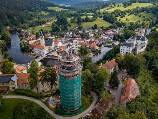 Zhlédnout můžete i videa zachycující rekonstrukci věže Jakobínka na hradě Rožmberk nad Vltavou.