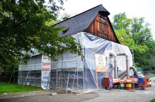 V rožnovském skanzenu využili nedestruktivní metodu sanace horkým vzduchem proti dřevokaznému hmyzu na celodřevěném objektu radnice.