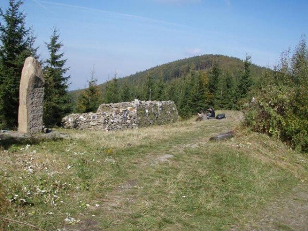 Původní mohyla před rekonstrukcí zabírala asi 40 metrů čtverečních a 195 metrů krychlových. Sahala do výšky čtyř metrů (archivní snímek).