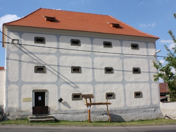 Váchův špejchar ve středočeském Drážkově je barokní sýpka ze 17. století s malým soukromým muzeem života na venkově na středním Povltaví.