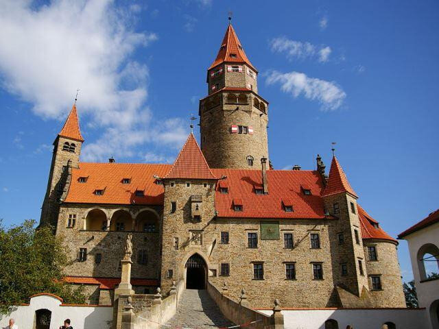 Výzkum se bude provádět na hradech Bouzov (na snímku) a Český Krumlov.