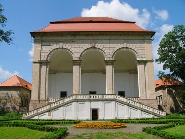 Lodžii jako svou reprezentativní příměstskou vilu s parkem zvaným Libosad založil v 17. století vojevůdce Albrecht z Valdštejna.