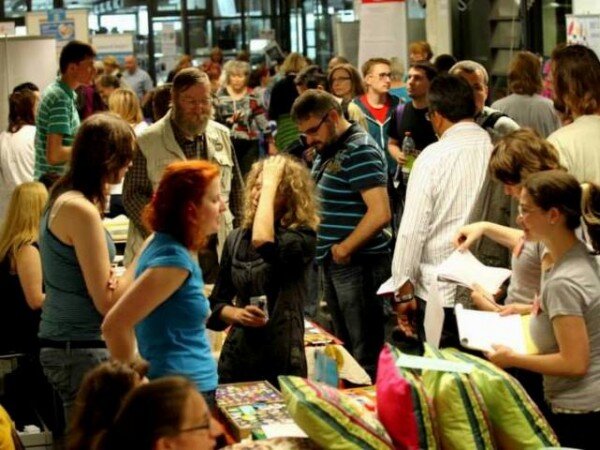 NGO Market bývá místem příjemných a navzájem se obohacujících setkání zástupců neziskovek a návštěvníků.