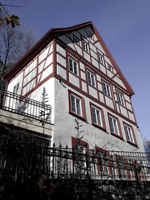 Hrázděný dům byl postaven kolem roku 1737.