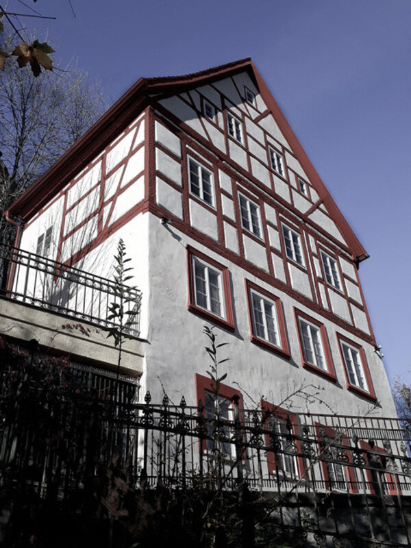 Hrázděný dům byl postaven kolem roku 1737.