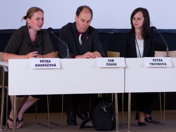 Dotazy účastníků panelové diskuze o úspěšných veřejných sbírkách zodpověděli zástupci jejich vyhlašovatelů Petra Kropáčová, Jan Čihák a Petra Trojnová.