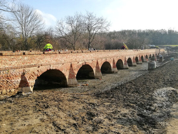 Most zpřístupňoval bývalý ostrov v rybníku Nový, dříve Portz u Mikulova na jižní Moravě.