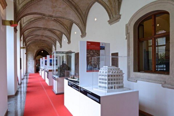 V rámci festivalu Architecture Week je v Jiřském klášteře na Pražském hradě vystaveno 200  modelů historických staveb.