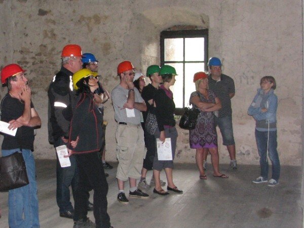 Prohlídka hradu Bečova se neobejde bez ochranných přileb, protože návštěvníci procházejí de facto staveništěm.