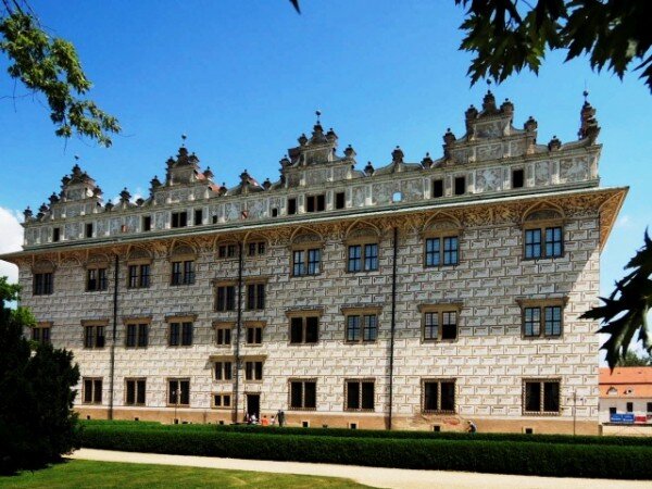 V Litomyšli byla objevena sbírka původních lampiček zámeckého divadla čítající 254 kusů vzácného historického skla.