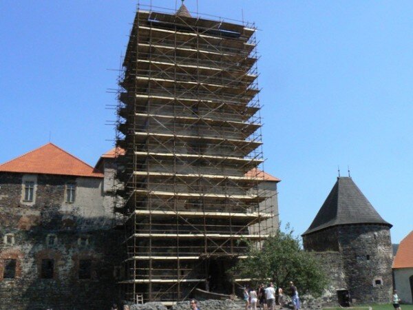 Hlavní věž na hradě Švihov prochází postupnou rekonstrukcí.