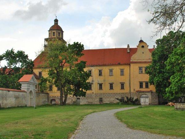 Jedním z podpořených projektů byla v roce 2012 oprava střechy a krovu na zámku v Moravském Krumlově.