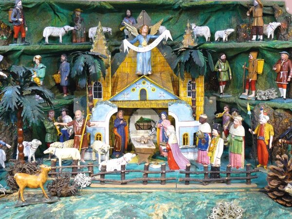 Nejstaršími figurkami expozice jsou řezbářsky jemně provedení tři králové z 19. století.