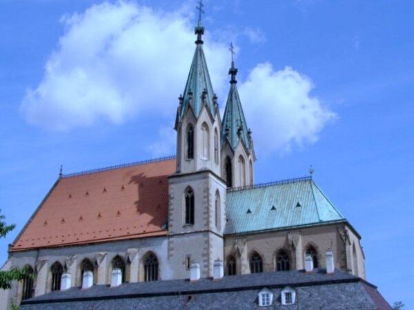 Město Kroměříž opravuje pískovcové prvky na další věži chrámu sv. Mořice kvůli jejich havarijnímu stavu – nejen kvůli bezpečnosti, ale i z estetického hlediska.  