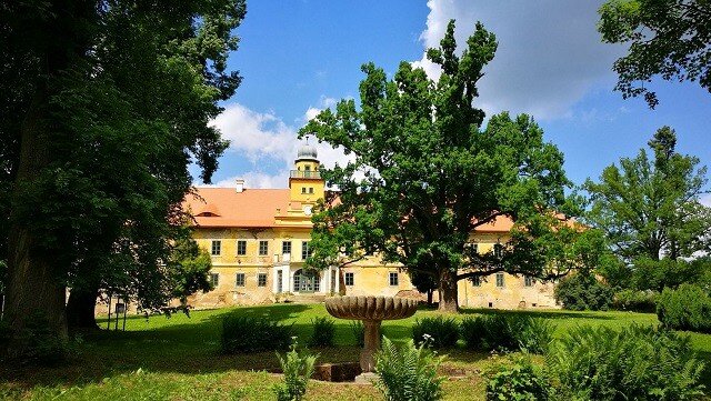 Jižní průčelí zámku s obnoveným rizalitem, pohled ze zámeckého parku