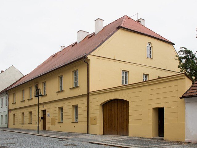 Patrová Základní umělecká škola J. A. Bendy je barokního původu se složitým stavebním vývojem vrcholícím úpravami v 19. století.