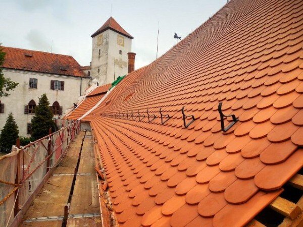 Pohled na hotovou střechu jižního křídla hradu Bítova směrem k věži