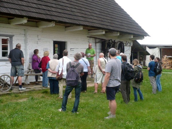 Exkurze po Podorlickém skanzenu byla zaměřena na ukázky jednotlivých konstrukčních prvků, možnosti oprav a vývoj konstrukcí v čase.