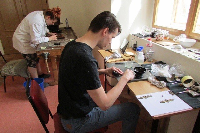 Studenti návštěvníkům předvedou své dovednosti v restaurování na zámku ve Slavkově u Brna.