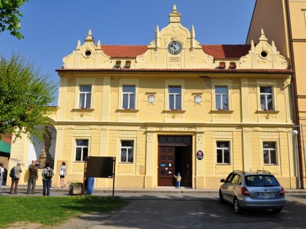 Náměstí a přilehlé ulice v historickém centru Spáleného Poříčí prošlo rekonstrukcí za více než 29 milionů korun. Na snímku je budova radnice.