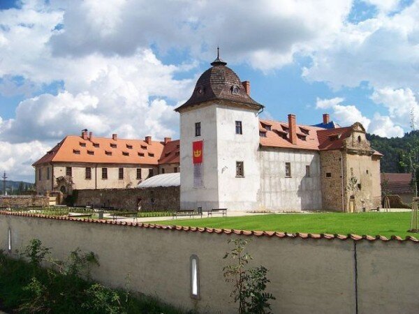 V Králově Dvoře byla již obnovena třetina zámku, nádvoří a zámecká zahrada.