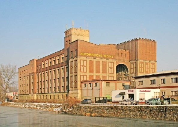 Winternitzovy mlýny byla první pardubická stavba věhlasného architekta Josefa Gočára postavená v letech 1909 – 1910.