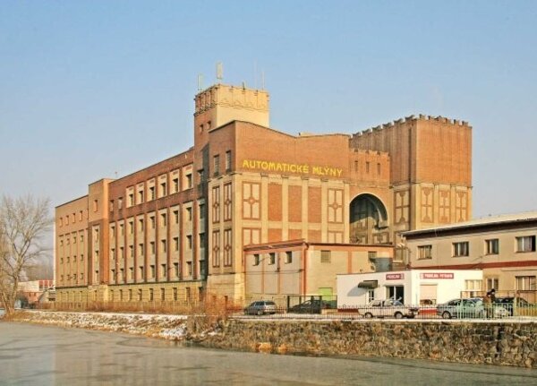 Winternitzovy mlýny byla první pardubická stavba věhlasného architekta Josefa Gočára postavená v letech 1909 – 1910.