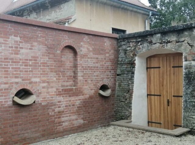 Obnovená hrobka Kouniců s novou čelní zdí a vstupem do zámeckého parku