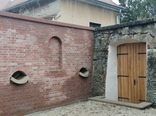 Obnovená hrobka Kouniců s novou čelní zdí a vstupem do zámeckého parku