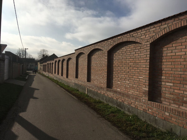 Cihlami ze Štěrbohol se pyšní také zeď vinařství v Břeclavi.
