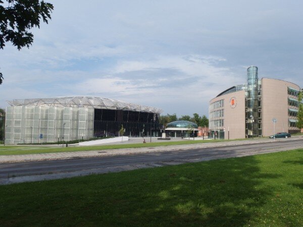 Gahurův prospekt se nachází v bezprostřední blízkosti Kongresového a Univerzitního centra