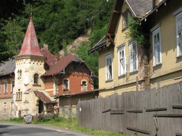 Chátrání památkově chráněných budov pokročilo natolik, že je ohrožena jejich existence.