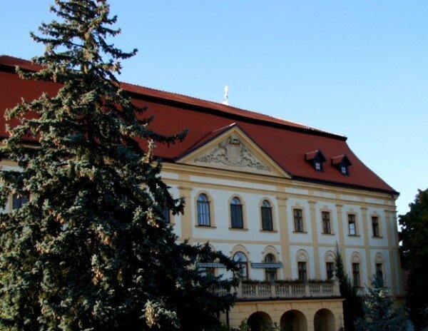 První místo v kategorii Péče o kulturní dědictví získala za rok 2014 celková obnova mansardové střechy zámku v Myslibořicích. 