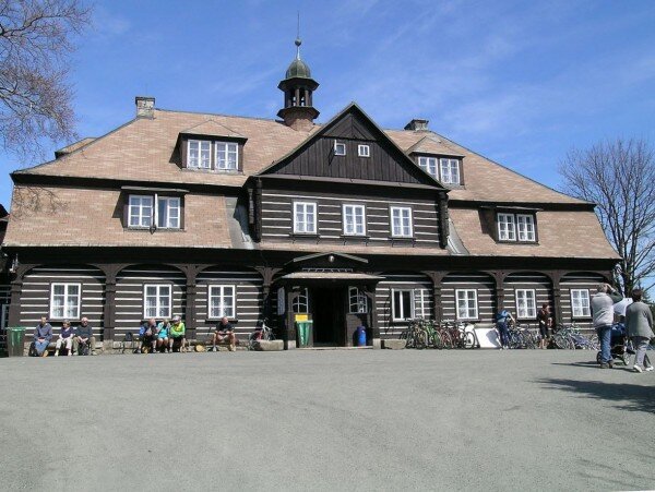 Lovecký zámeček v Bedřichově je ukázkou podstávkového domu na Liberecku.