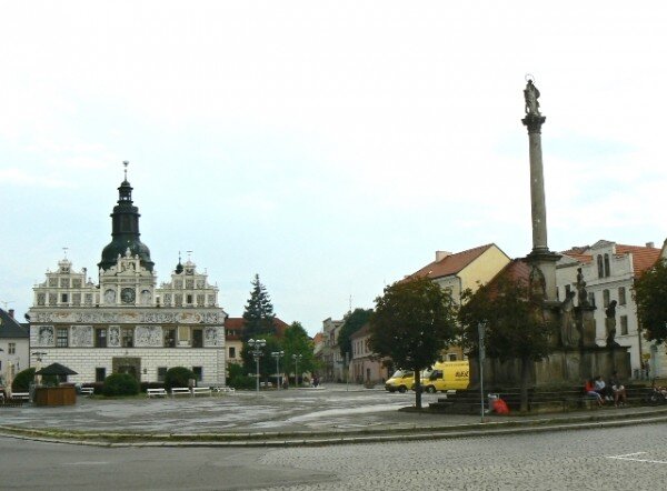 Pod Masarykovo náměstím objevili archeologové gotickou dlažbu a starou důlní štolu.    