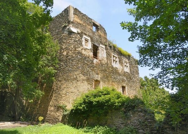 Průčelí mladší části hradu Nový Hrádek u Lukova