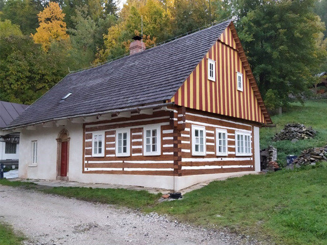 Roubený dům po obnově krovu