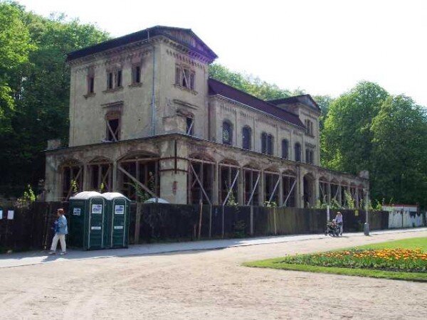 Šlechtova restaurace po dvou požárech v letech 1978 a 1980 chátrá. Poničila ji i povodeň v roce 2002. Nyní se jí snad blýská na lepší časy.