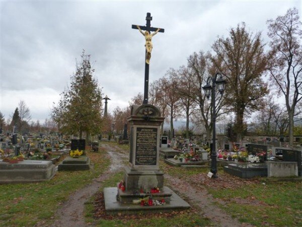 Broumovský hřbitov se postupně stává opět důstojným pietním místem. 