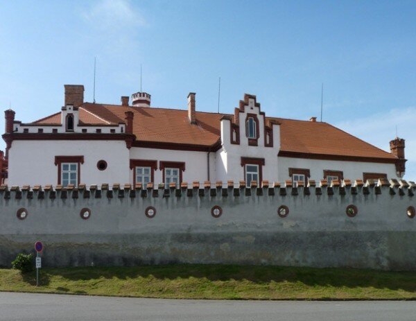 Původně renesanční zámek v Dubu u Prachatic byl v 19. století přestavěn v novogotickém stylu. 