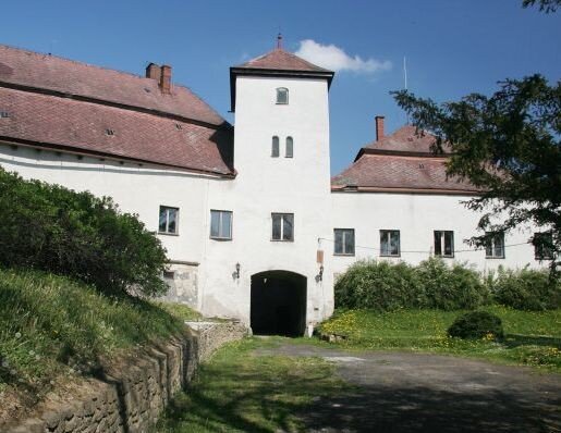 Původní vodní tvrz se proměnila v barokní zámek v roce 1729. Renesanční prvky však zůstaly zachovány. 