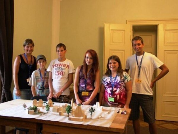 Při edukačních aktivitách v Telči si děti mohly díky stavebnici vyzkoušet své urbanistické vidění historického města.