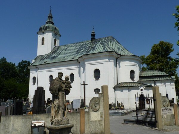 Kostel sv. Jana Křtitele v Dolní Lutyni. Římskokatolická farnost Dolní Lutyně získala v roce 2012 v programu na obnovu památek dotaci na výměnu okenních žaluzií ve zvonové části věže.