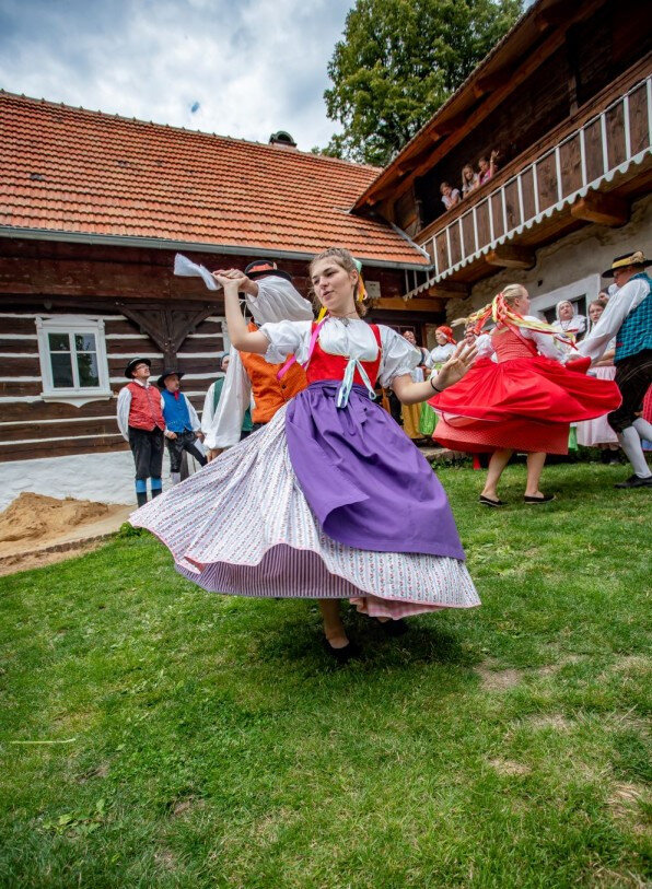 Folklorní vystoupení u Beranova hostince v Trávníčku